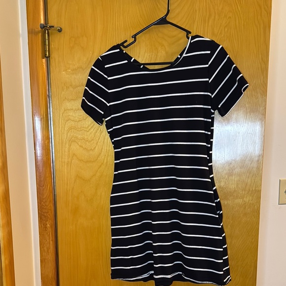 Dresses & Skirts - Black Casual Sheath Mini Dress with Crew Neck with pockets